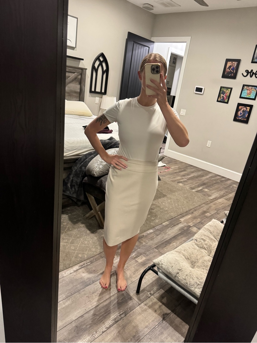 White House Black Market Cream Fitted Pencil Skirt size 2